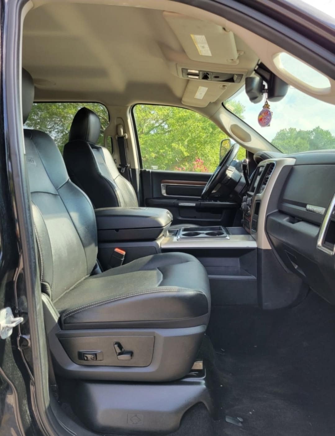 Interior front seats